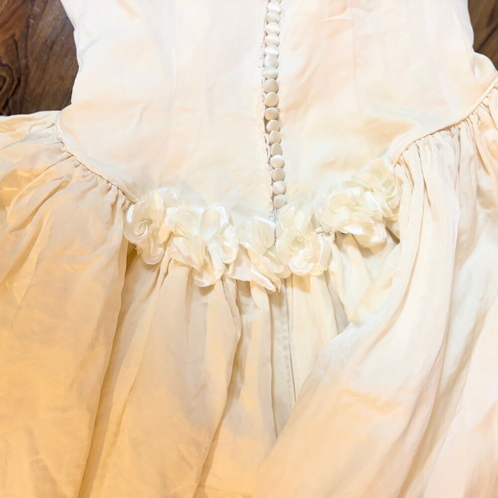 Vintage | Cream Satin Ball Gown Wedding Dress Floral Appliqué Full Skirt -Size 6 - Picture 6 of 14